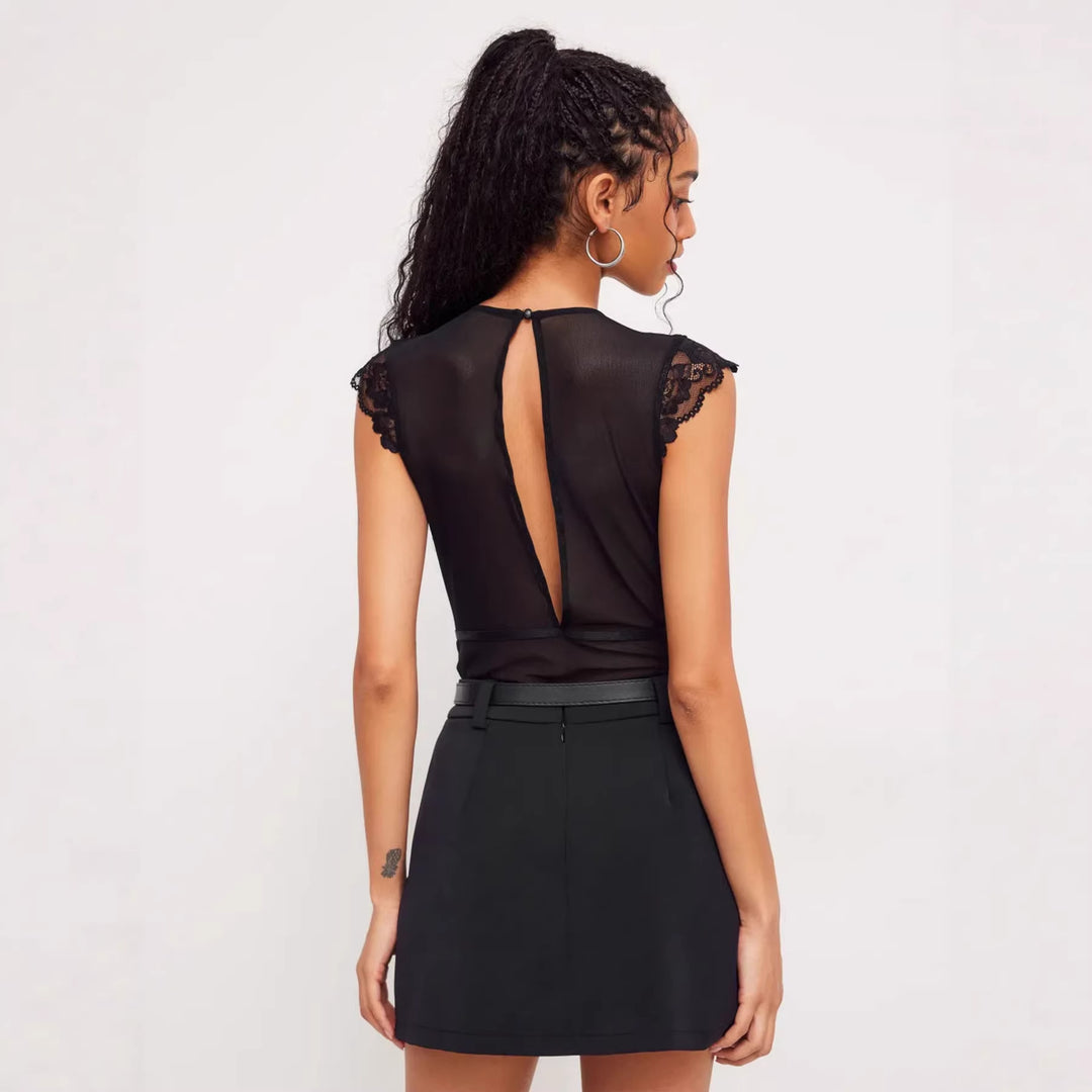 Damen Elegantes Spitzenbody mit tiefem V-Ausschnitt und zarten Rüschendetails Echo Archiv