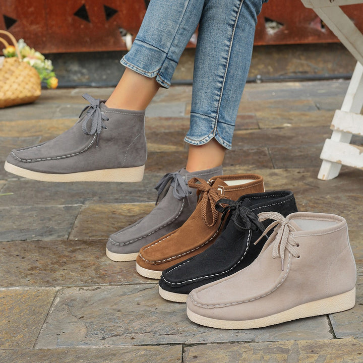 Damen knöchelhoher Mokassin-Boot mit Wildlederoptik, getragener Moccasin-Naht, dämpfender Crepe-Laufsohle und robusten Schnürsenkeln Echo Archiv