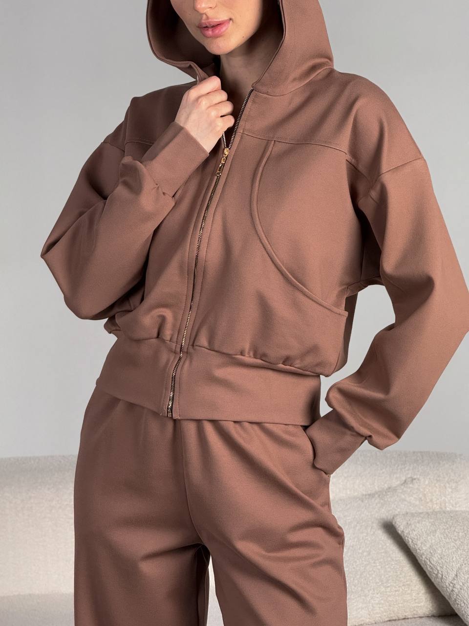 Damen Kurz geschnittene Zip-Kapuzenjacke mit tailliertem Bündchen und dekorativen Einsatznähten – Célinea