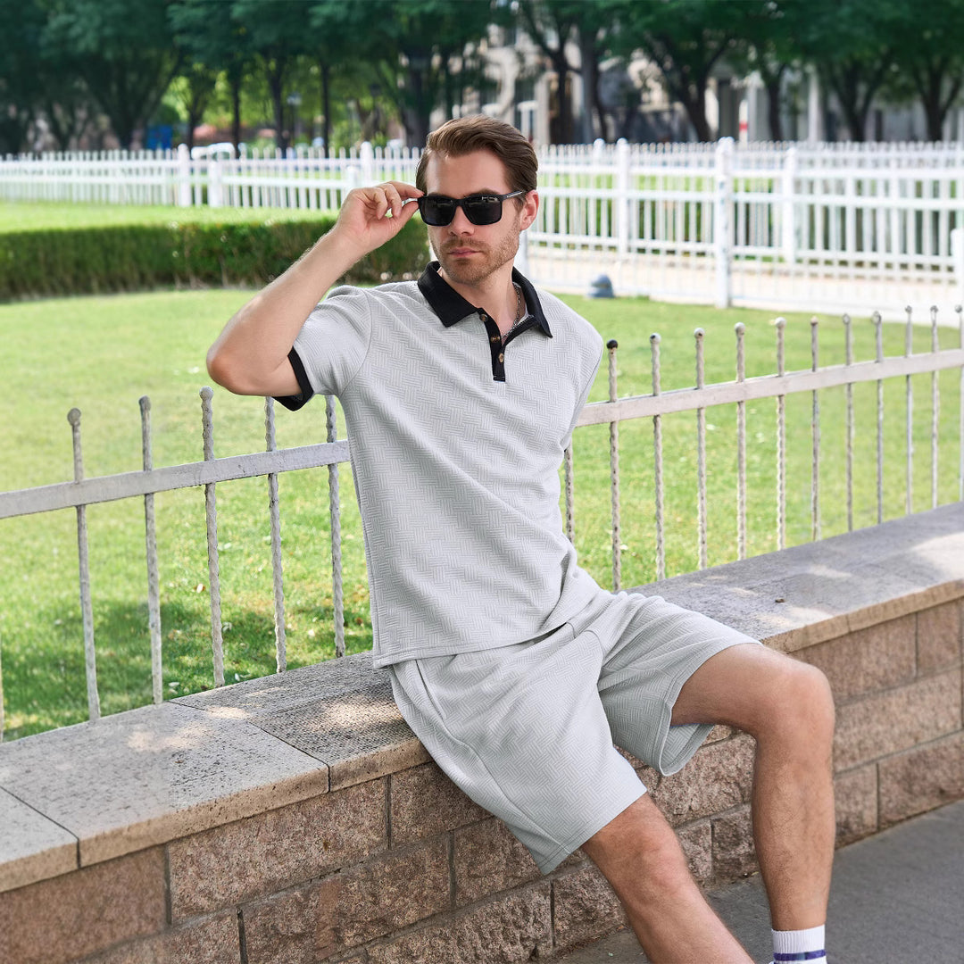 Herren Sportliches Polohemd mit kontrastierenden Details und passenden Shorts Echoarchiv