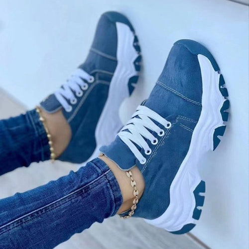 Damen Plateau-Sneaker mit markanter Profilsohle und Kontrastnähten Echoarchiv