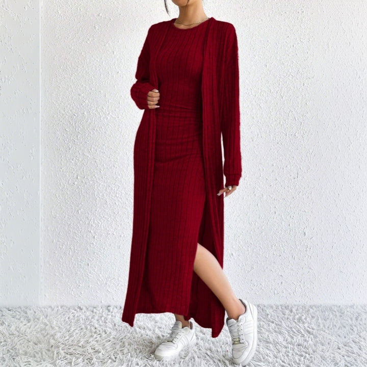 Damen geripptes Midikleid mit figurformendem Bustieroberteil hohem Seitenschlitz und passendem Longcardigan aus Feinstrick – Élara