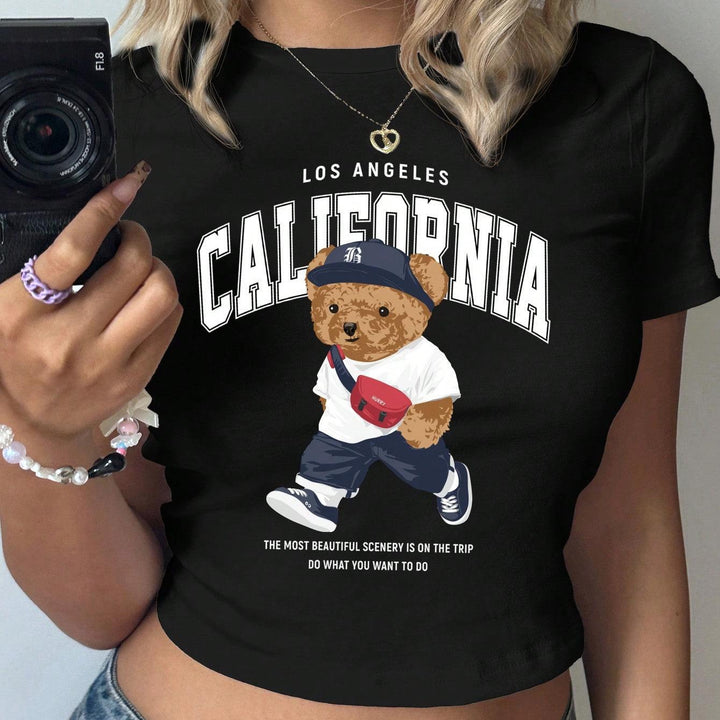 Damen Crop-T-Shirt mit verspieltem Bärenmotiv und modischem Schriftzug Echo Archiv