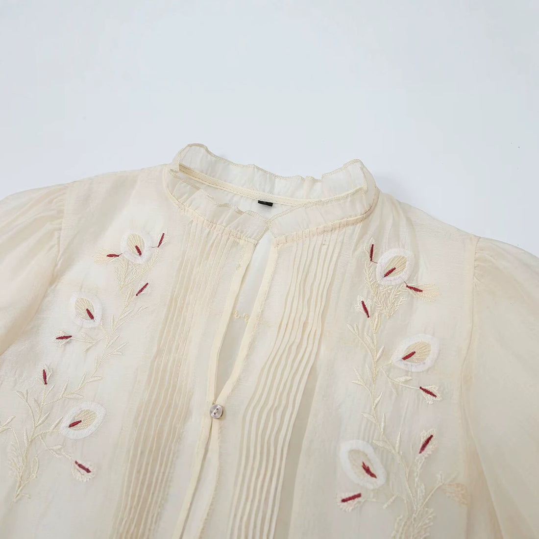 Damen Bestickte Chiffon-Bluse mit Plisseefront und Ballonärmeln Echoarchiv
