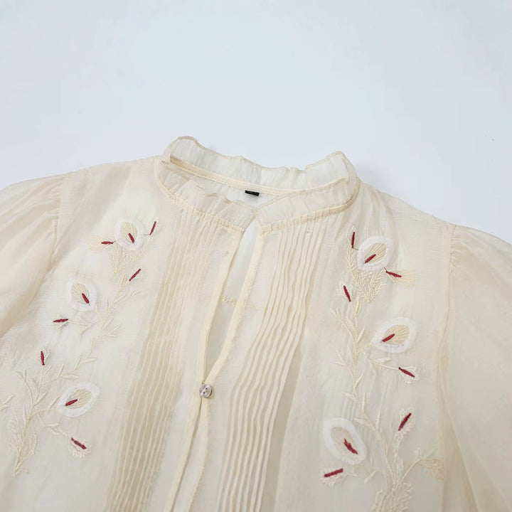 Damen Bestickte Chiffon-Bluse mit Plisseefront und Ballonärmeln Echoarchiv