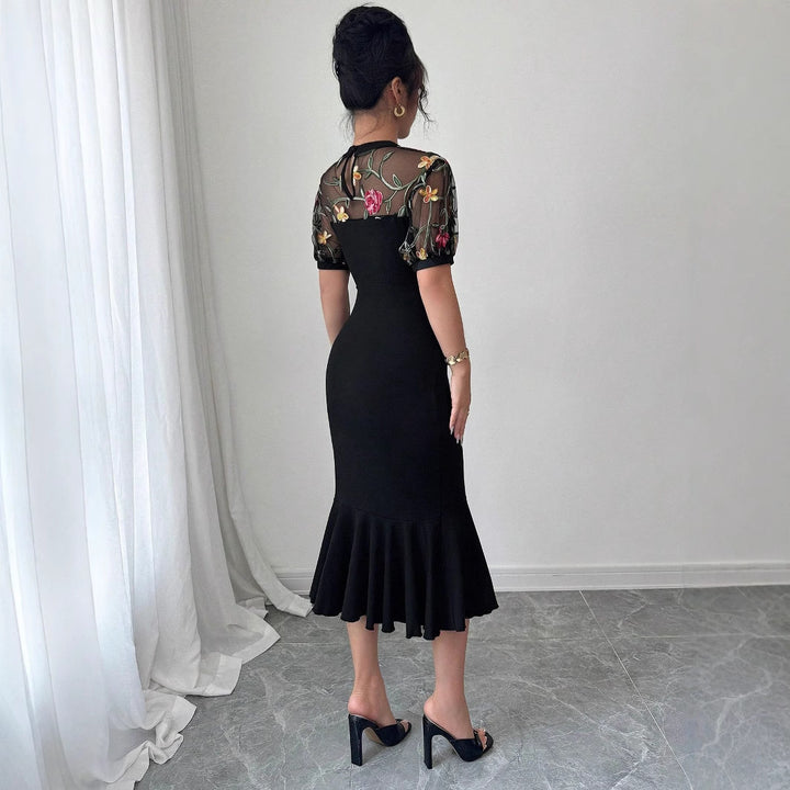 Damen nan figurbetontes Midikleid mit besticktem Mesh-Oberteil, Puffärmeln und asymmetrischem Volantsaum Echo Archiv