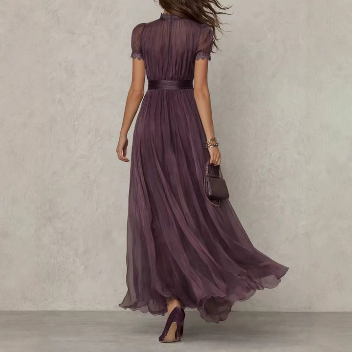 Damen nan langes Chiffon-Abendkleid mit Spitzen‑Stehkragen, Schlüsselöffnung und taillierter Schärpe Echo Archiv