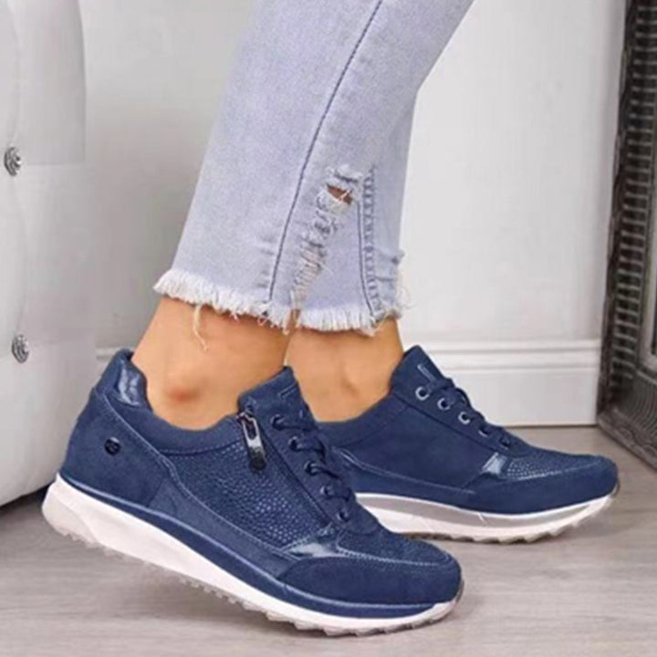 Damen Sneaker mit Keilsohle, Reißverschluss und Metallic-Details – Névara