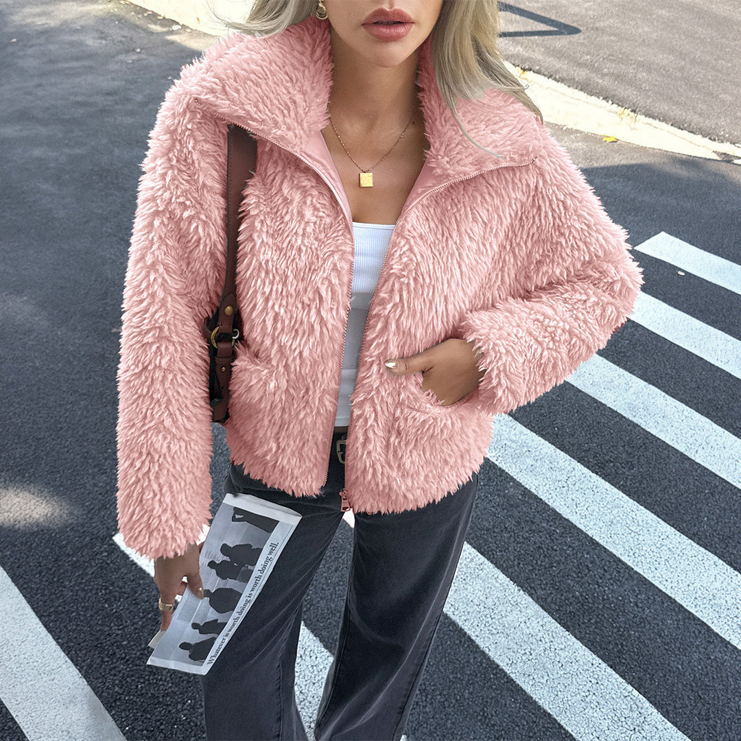 Damen Teddyjacke mit Reißverschluss, hochgeschlossenem Kragen, aufgesetzten Taschen und kurzer Passform – Célinea