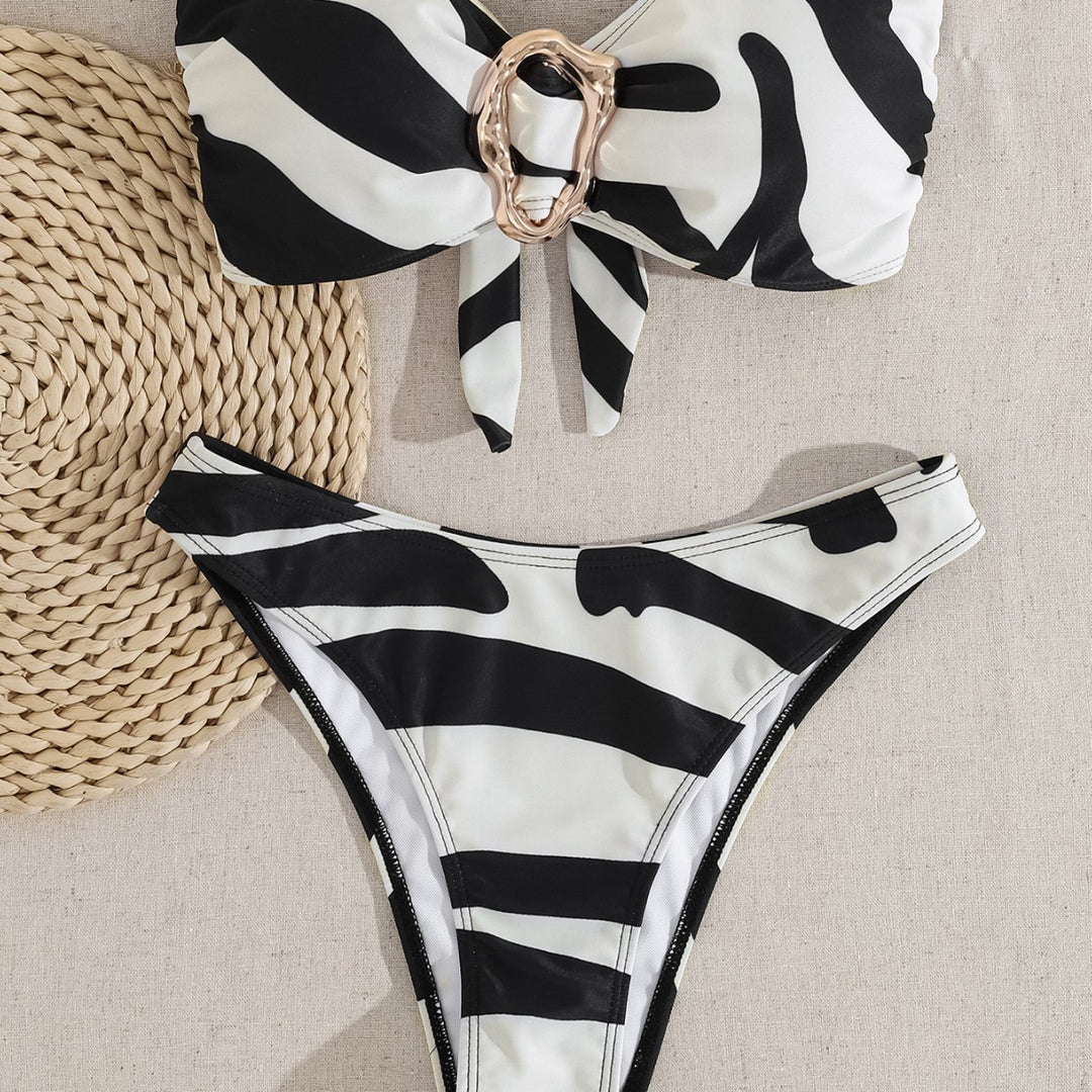 Damen Bandeau-Bikini mit modischem Schnallen-Detail und asymmetrischem Schnitt Echo Archiv