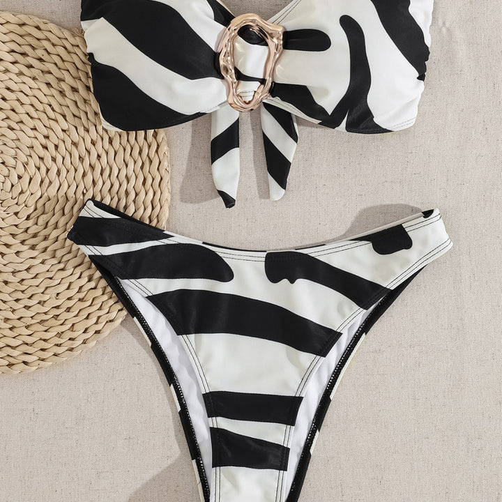 Damen Bandeau-Bikini mit modischem Schnallen-Detail und asymmetrischem Schnitt Echo Archiv