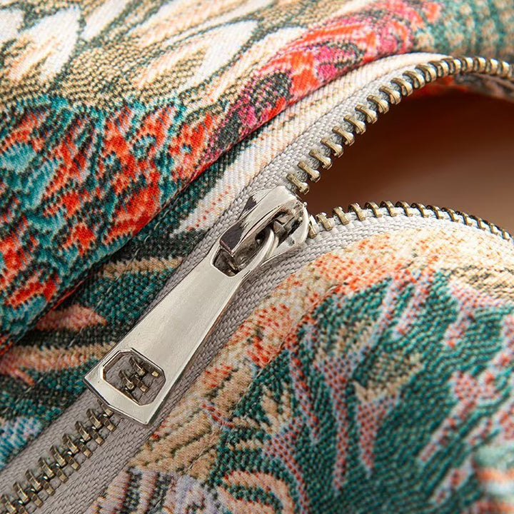 Damen Kurze Bouclé-Tapestry-Jacke mit ornamentalem Vogelprint, Pattentaschen und Stehkragen Echoarchiv
