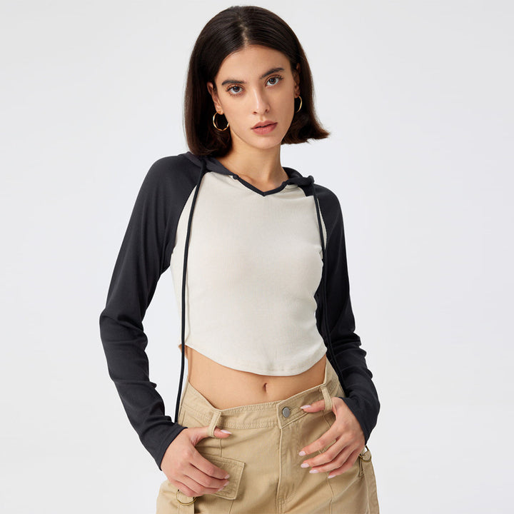 Damen Cropped Kapuzenlongsleeve mit Raglanärmeln, Daumenloch und geripptem Stretchkörper – Auréline