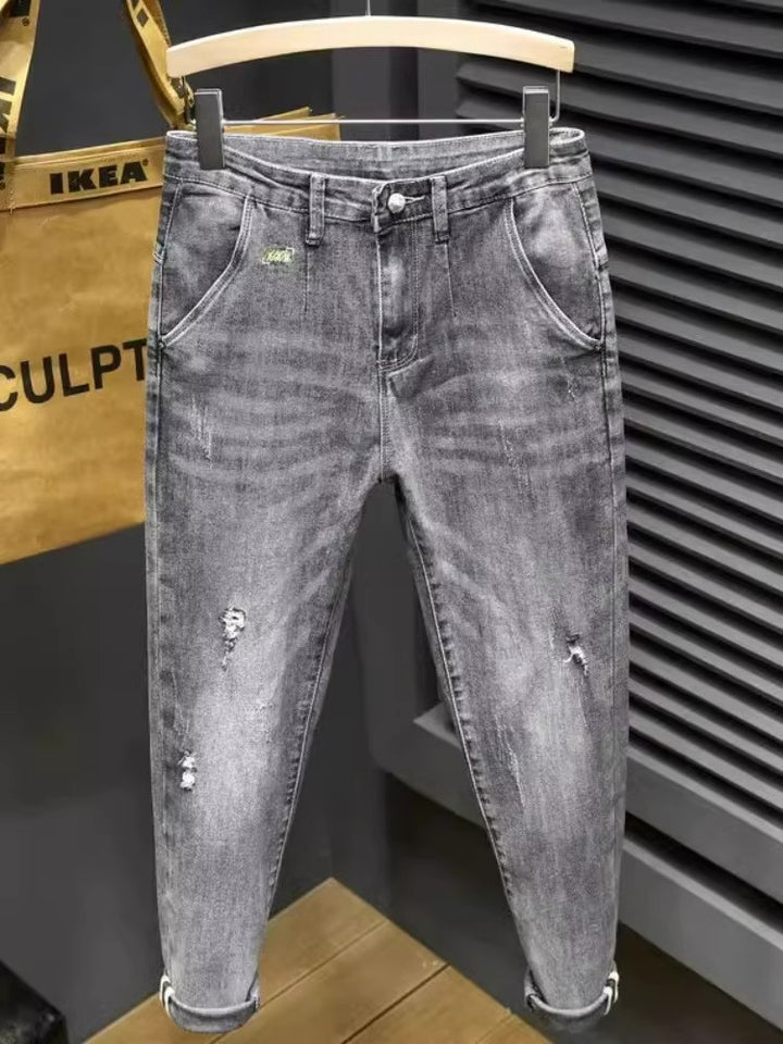 Herren lässige Jeans mit modernen Used-Effekten und konisch zulaufendem Bein Echoarchiv