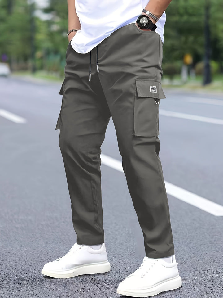Herren Cargohose konisch zulaufend im Joggerstil mit Tunnelzug, Klappfächern & D‑Ring Echo Archiv