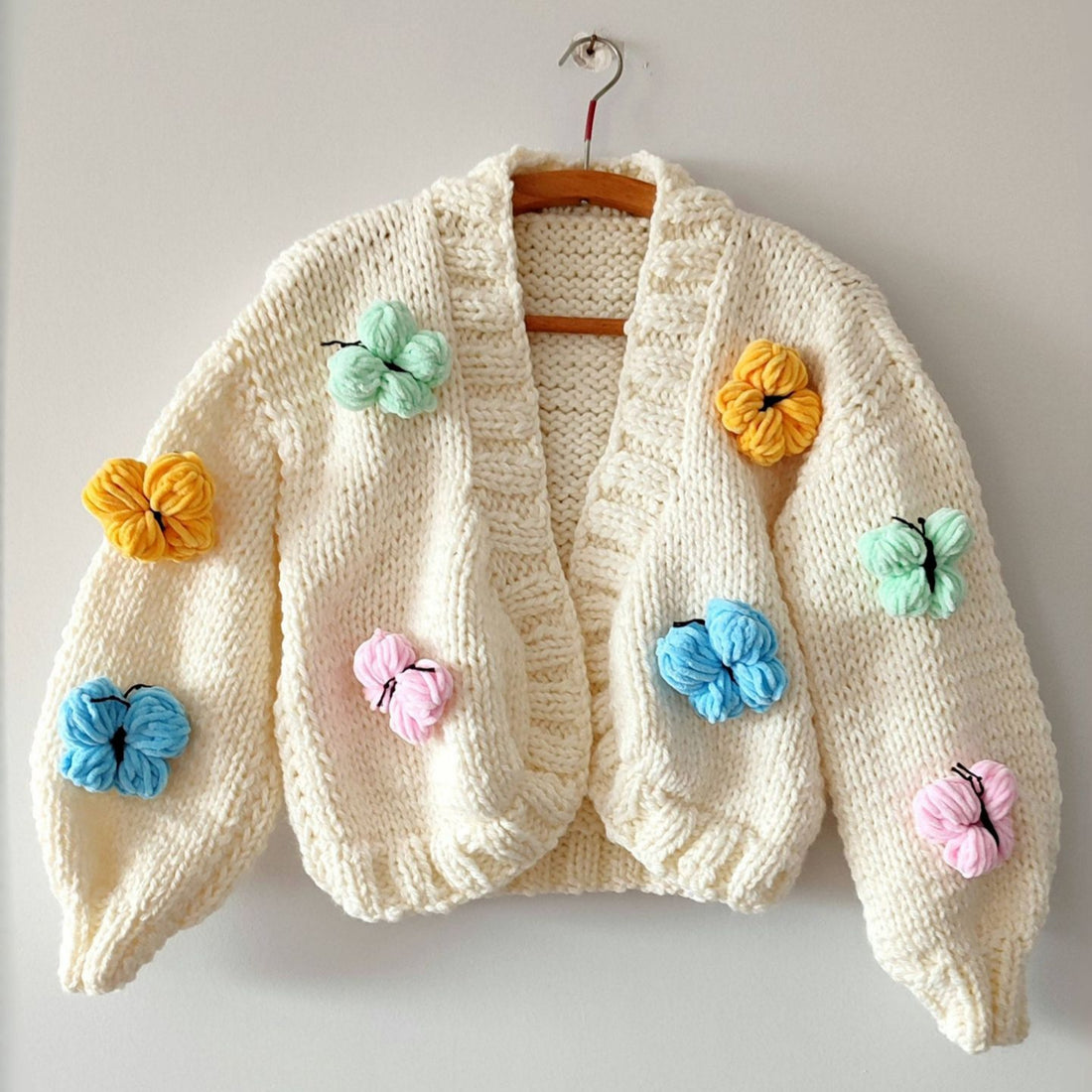 Damen Modische Strickjacke mit Blumendekor – Célinea