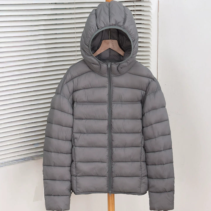 Damen Leichte Kapuzen‑Pufferjacke mit schmaler Quersteppung und ergonomischer Kapuze Echo Archiv