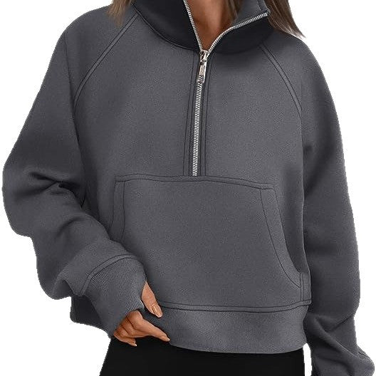 Damen verkürztes Oversize-Fleece-Sweat mit halbem Reißverschluss, Stehkragen, Kängurutasche und Daumenlochbündchen – Avérine