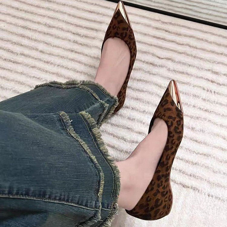Damen Spitz zulaufende Pumps mit Leo-Veloursoptik und metallischer Kappenspitze – Lioré