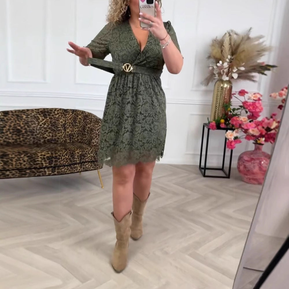 Damen nan tailliertes Spitzenkleid mit V-Ausschnitt, Empirenaht und metallischem Ziergürtel Echo Archiv