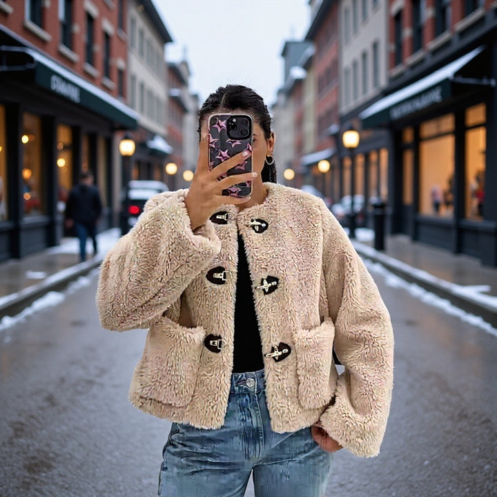 Damen Kurz geschnittene Teddyjacke mit Knebelverschlüssen und aufgesetzten Taschen Echo Archiv