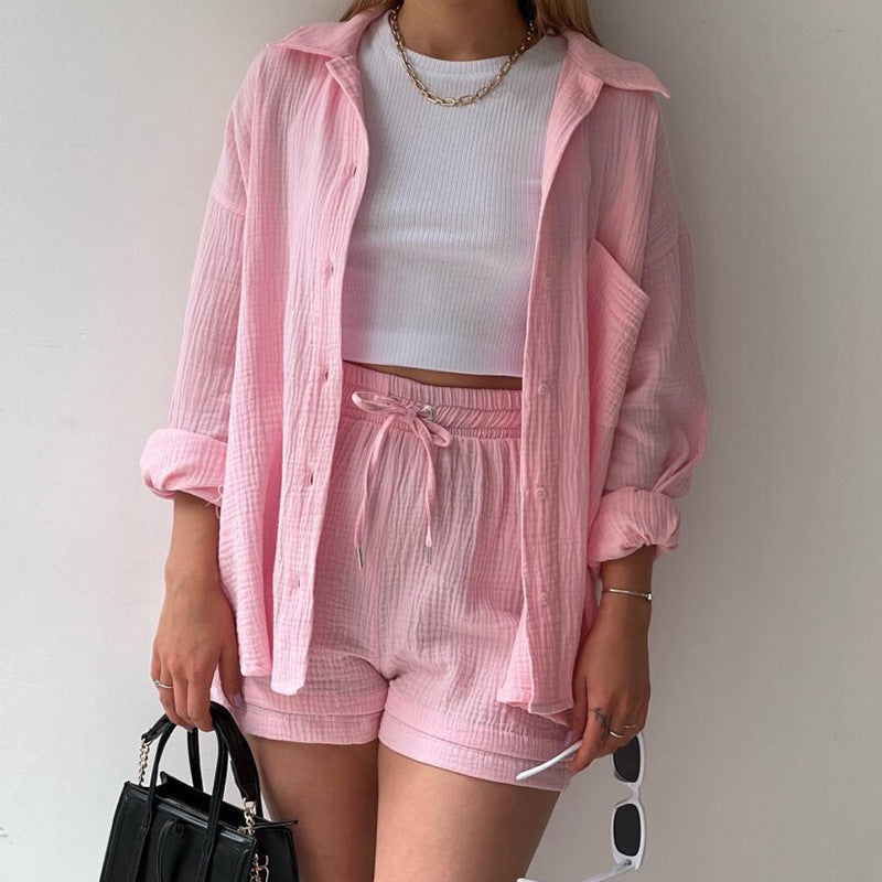 Damen lässiges Sommer-Set mit kurzärmliger Bluse und Shorts Echoarchiv