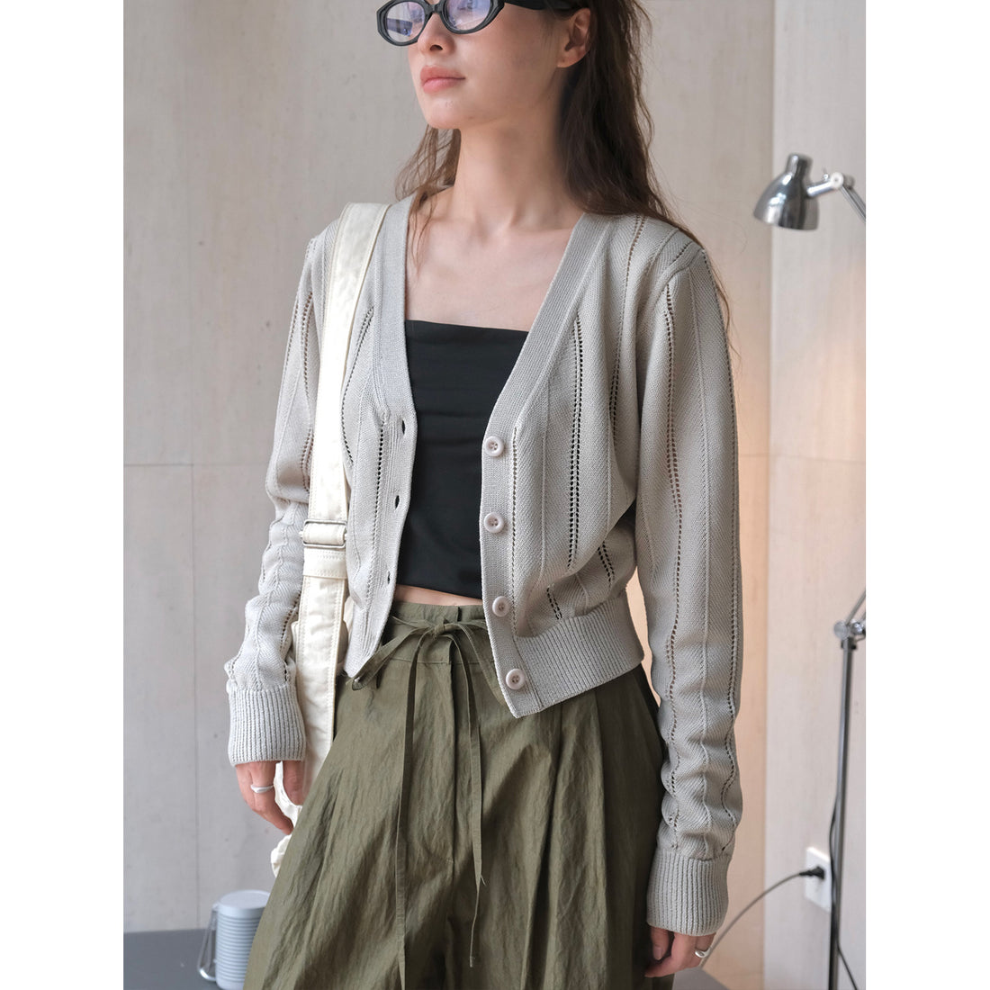 Damen Leichter Ajourstrick-Cardigan mit V-Ausschnitt und tailliertem Rippbund Echoarchiv