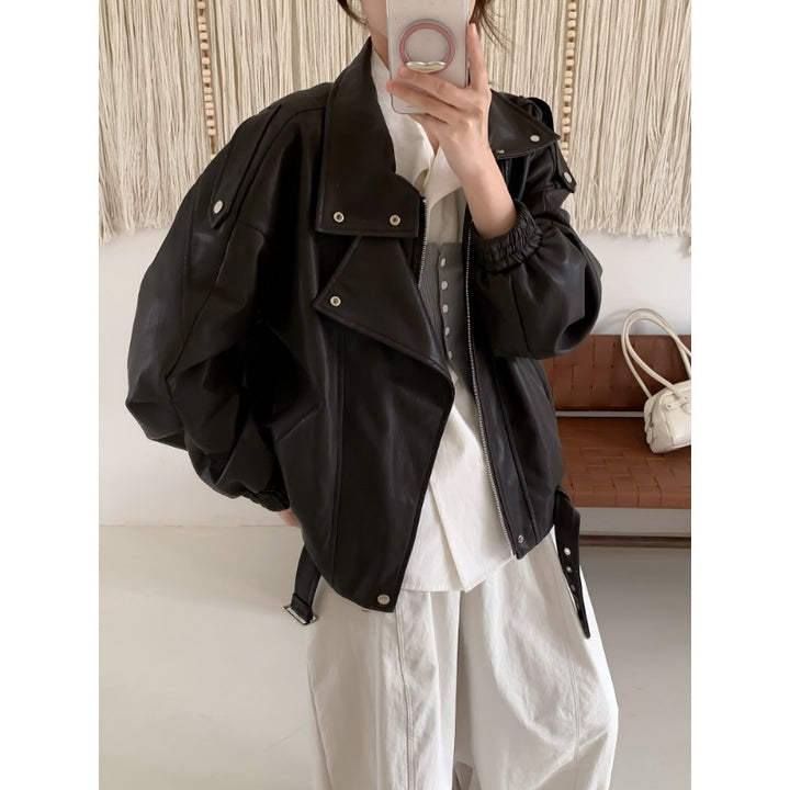 Damen Oversize Bikerjacke aus veganem Leder mit hohem Stehkragen und dekorativen Druckknöpfen Echoarchiv