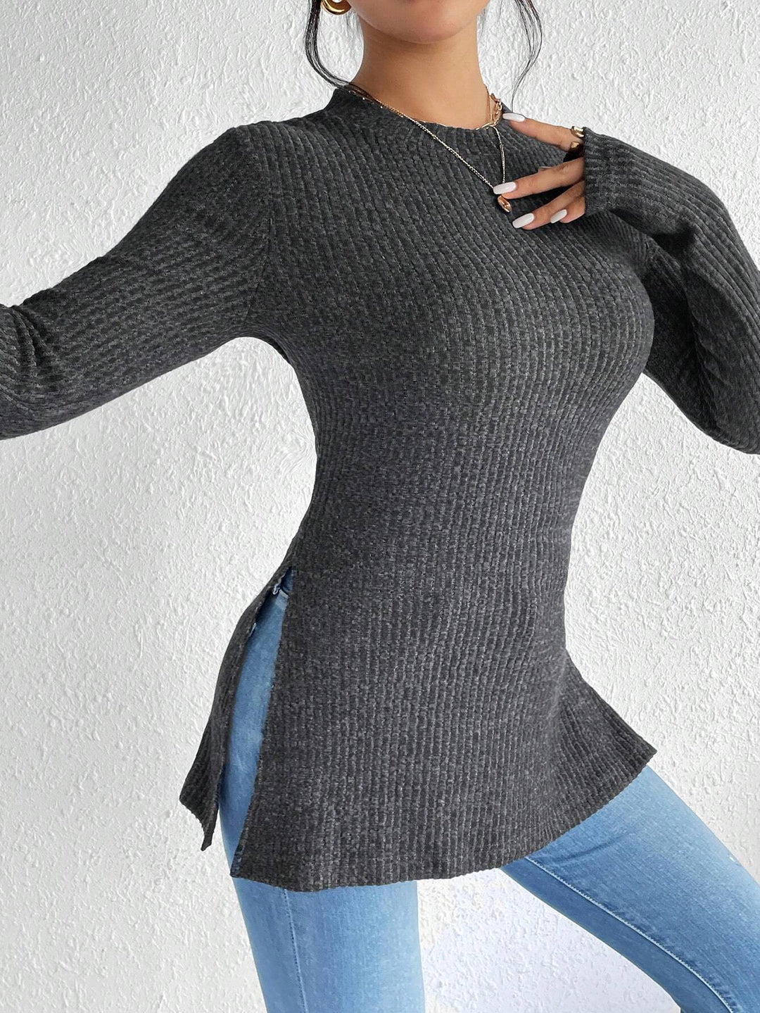 Damen Gerippter Taillierter Feinstrick-Pullover mit Stehkragen, langen Ärmeln und Seitenschlitzen Echoarchiv