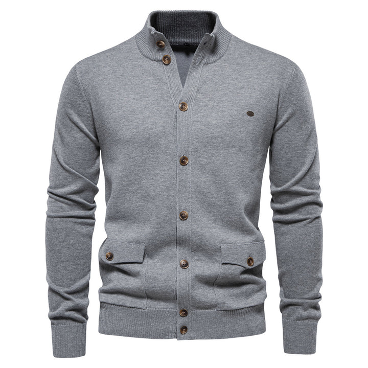 Herren Strickjacke mit modernem Stehkragen und praktischen Knöpfen Echoarchiv