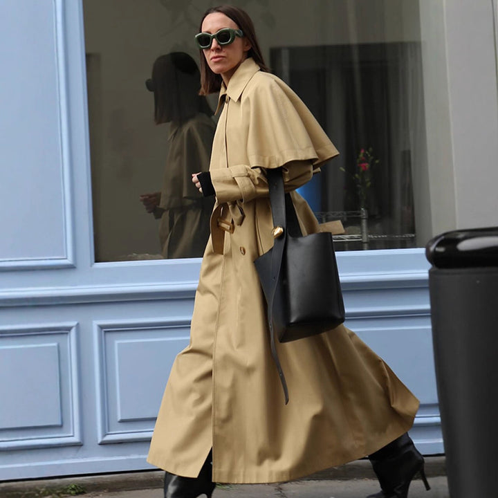 Damen Langer Trenchcoat mit Capelet, Taillengürtel und Raglanärmeln Echoarchiv