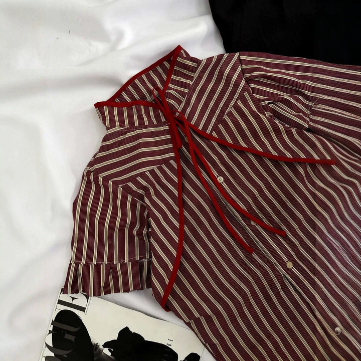 Damen Modische Bluse mit hochgeschlossenem Kragen und dekorativen Rüschen Echo Archiv