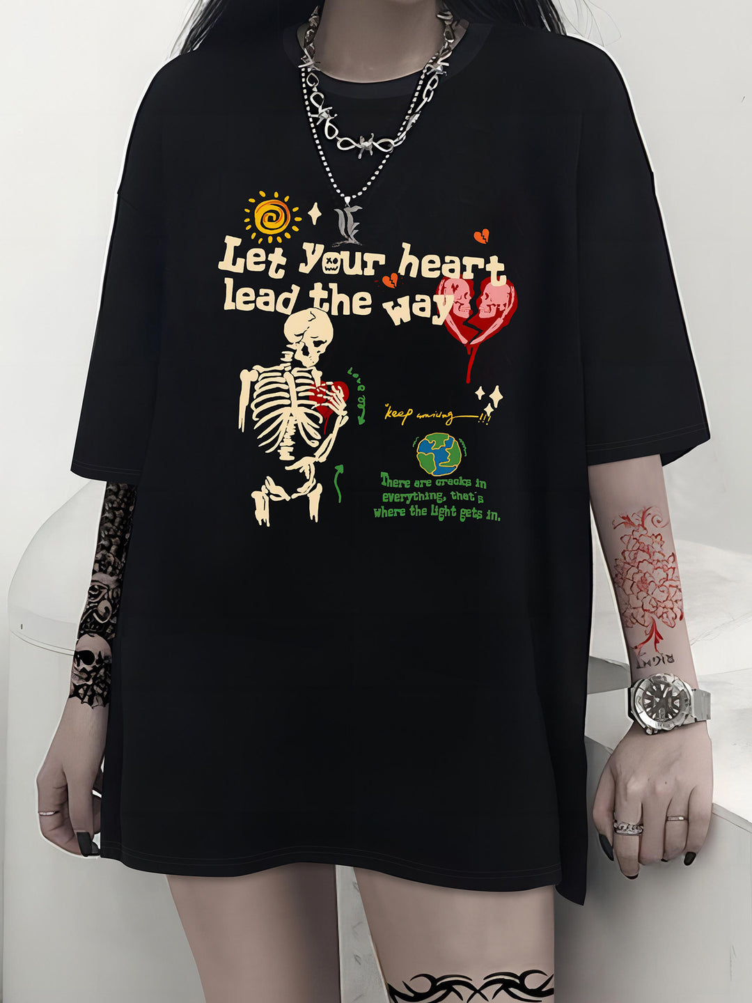 Damen T-Shirt mit kreativem Katzenmotiv und verspielter Schleife Echo Archiv