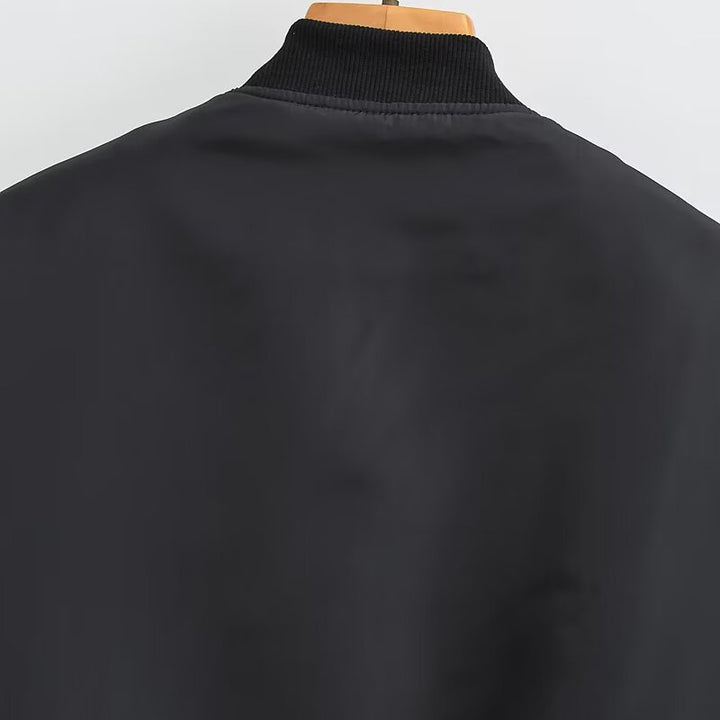 Damen Kurz geschnittene Nylon-Bomberjacke mit glänzender Oberfläche, wattiertem Futter und Metallreißverschluss Echo Archiv