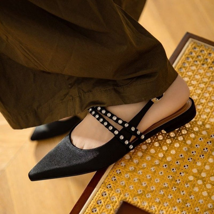 Damen Spitz zulaufende Satin-Slingbacks mit doppelt besetztem Strassriemen – Lioré