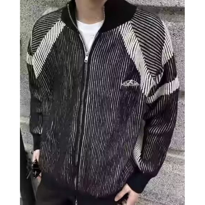 Herren modische Strickjacke mit modernem Zipper und auffälligem Streifenmuster Echoarchiv