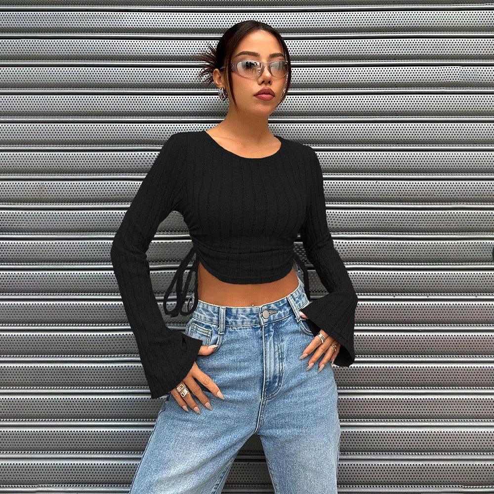 Damen geripptes Cropped-Longsleeve mit seitlicher Tunnelzugraffung, ausgestellten Ärmeln und figurbetonter Passform – Avérine