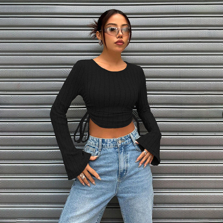 Damen geripptes Cropped-Longsleeve mit seitlicher Tunnelzugraffung, ausgestellten Ärmeln und figurbetonter Passform – Avérine
