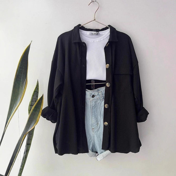 Damen Oversized Cordhemdjacke aus Breitcord mit Brusttasche und Holzknöpfen Echoarchiv