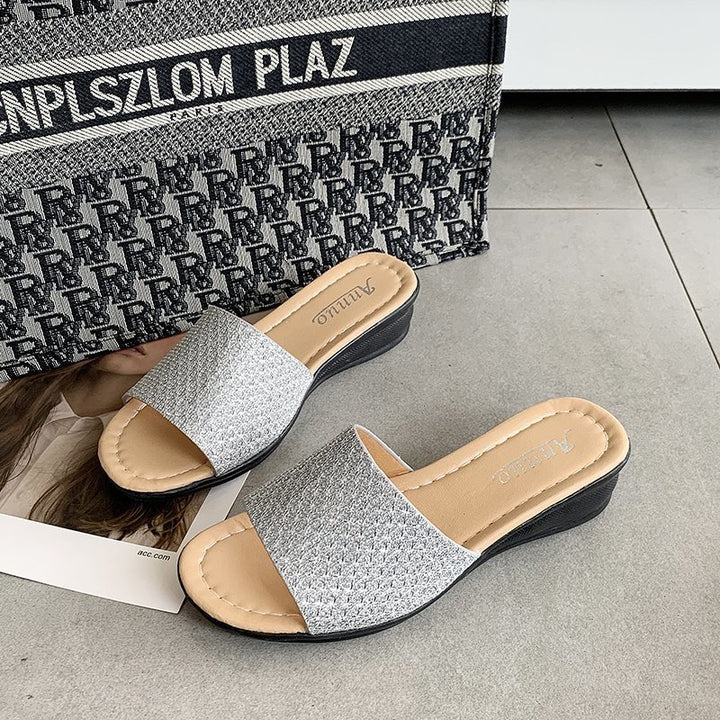 Damen nan Glitzerslipper mit breiter Riemenfront, offenem Zehenbereich, gepolstertem Komfortfußbett und leichtem Keilabsatz Echo Archiv