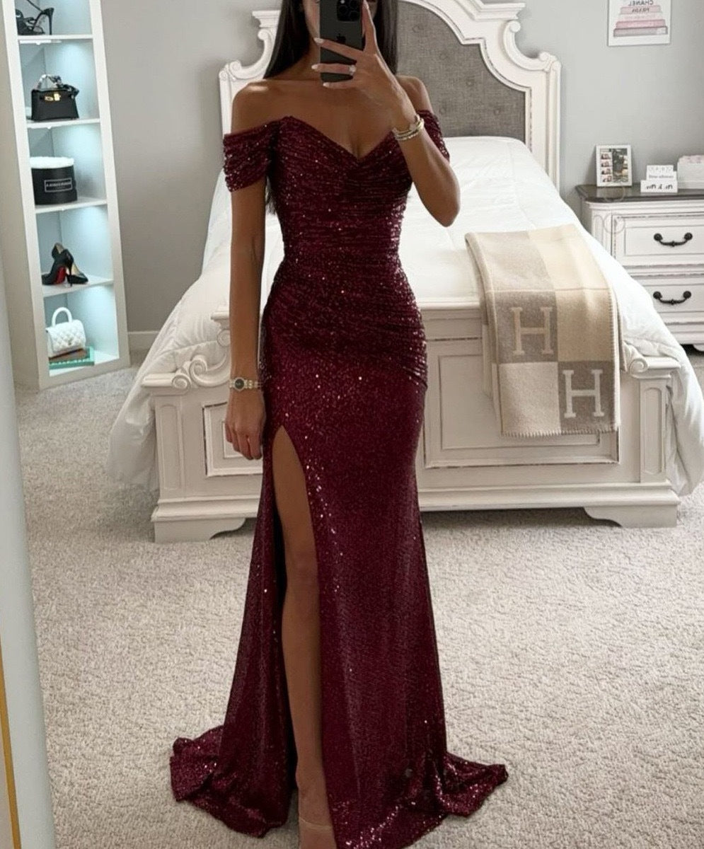 Damen Glamouröses Abendkleid mit schulterfreiem Schnitt und schimmerndem Stoff Echo Archiv