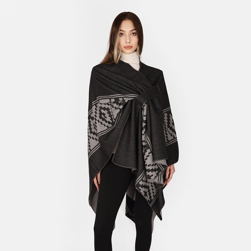 Damen Jacquard‑Ruana mit Bindegürtel und geometrischem Muster – Avérine