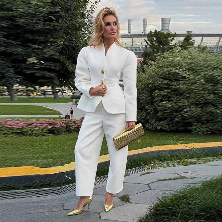 Damen Taillierter Blazer mit Schößchen und weite Hose mit hohem Bund Echo Archiv