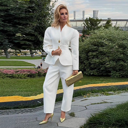 Damen Taillierter Blazer mit Schößchen und weite Hose mit hohem Bund Echo Archiv