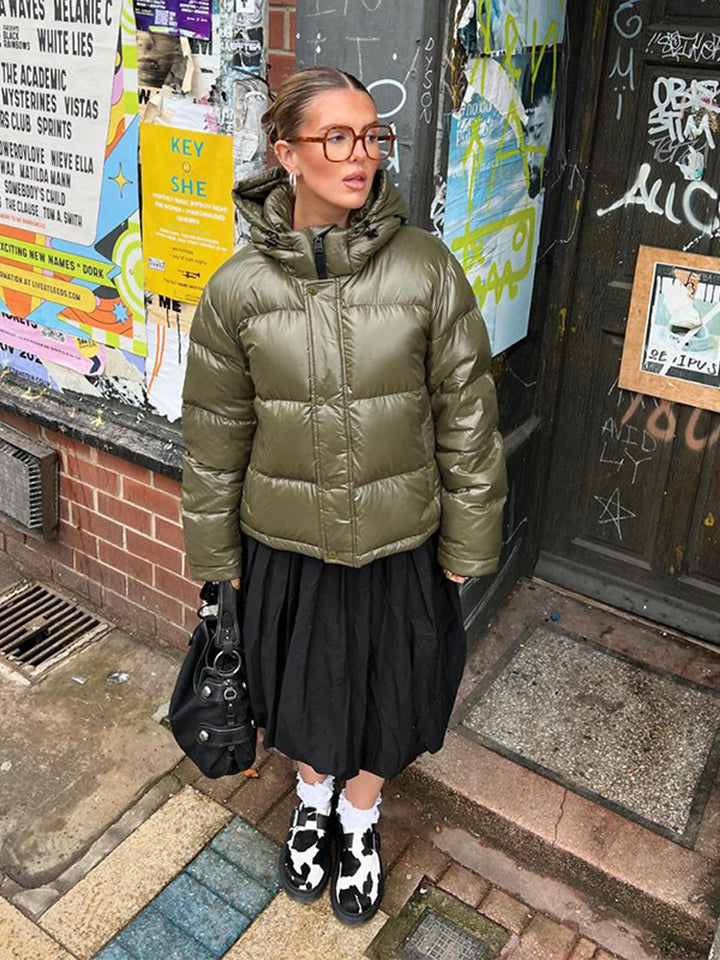 Damen Kurze glänzende Steppjacke mit Kapuze und boxy Silhouette Echoarchiv