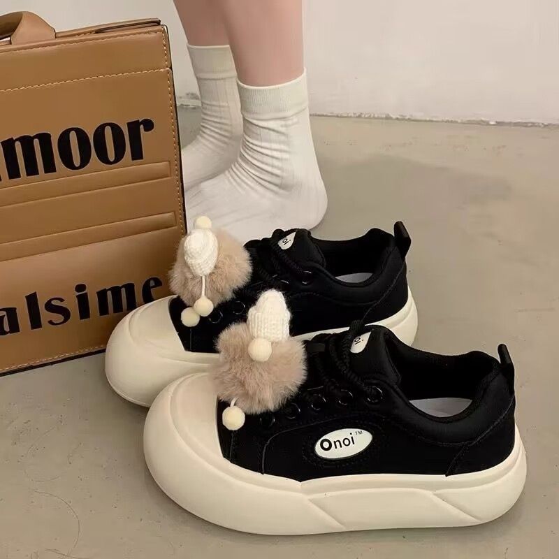Damen Sneakers mit modischen Pompon-Applikationen und bequemer Sohle Echo Archiv