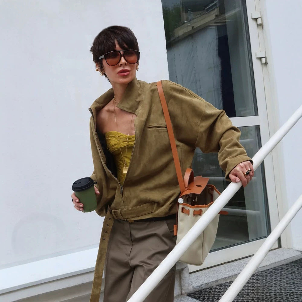 Damen Oversized Veloursleder-Bomberjacke mit taillierendem Bindegürtel und asymmetrischem Reißverschluss Echoarchiv