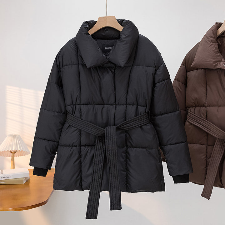 Damen Gekachelte Pufferjacke mit Taillengürtel und breitem Stehkragen Echo Archiv