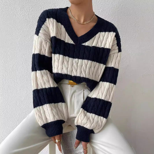 Damen nan gestreifter Grobstrick-Pullover mit Zopfmuster, tiefem V-Ausschnitt und oversized Passform Echo Archiv