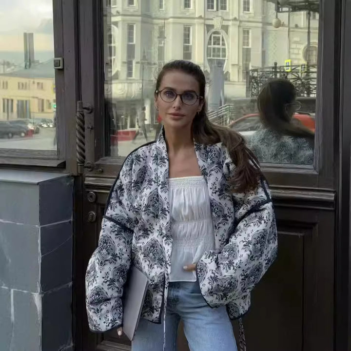 Damen Wickeljacke mit orientalischem Medaillonprint, leichter Wattierung und kontrastpaspel – Célinea